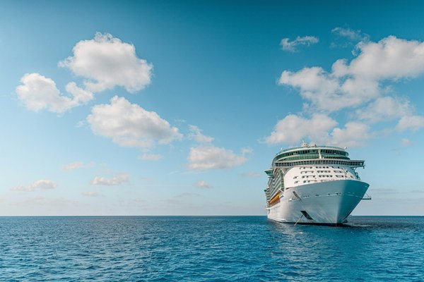 Comment organiser une croisière qui propose des sessions de méditation guidée en plein air?